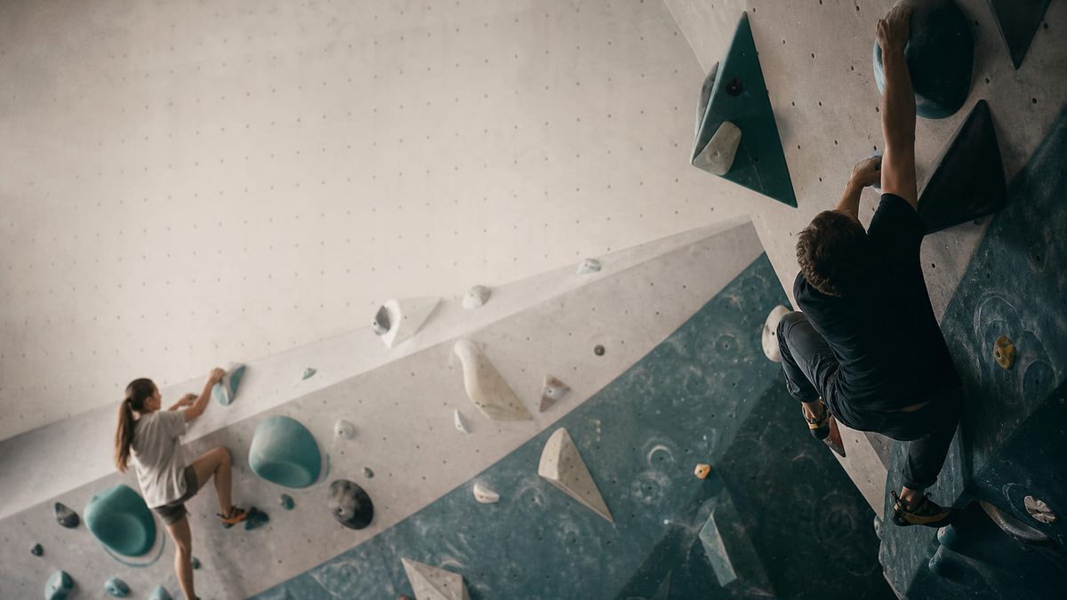 Beginner and advanced climbers training differently.
