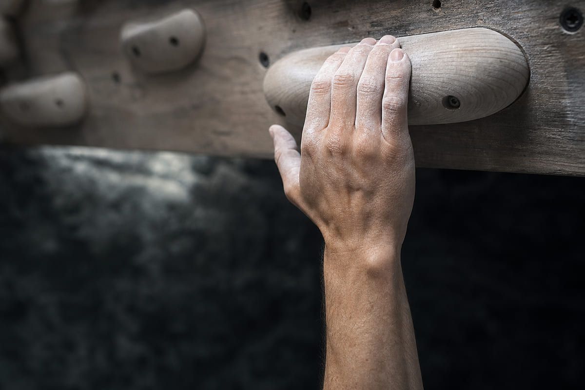 Comparison of open hand and crimp grip positions.